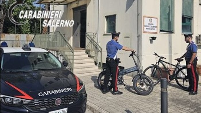 ruba biciclette elettriche nel parcheggio del ristorante arrestato