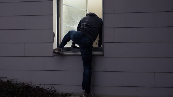 apice ladri in una casa rubati gioielli e pistola