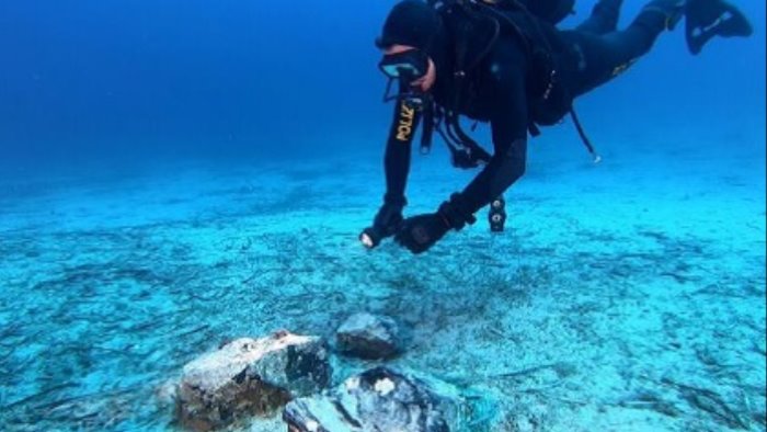 capri sommozzatori della polizia fotografano reperti storici