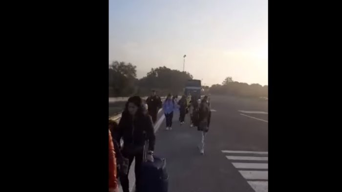 avellino napoli viaggiatori a piedi in autostrada a16 dopo avaria del bus