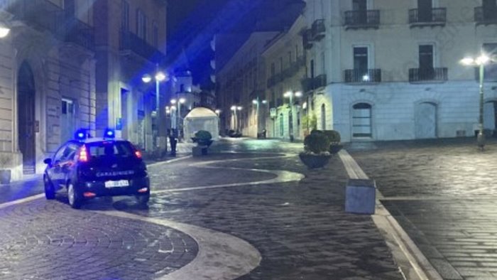 lite in centro storico a benevento ragazza ferita con una sedia