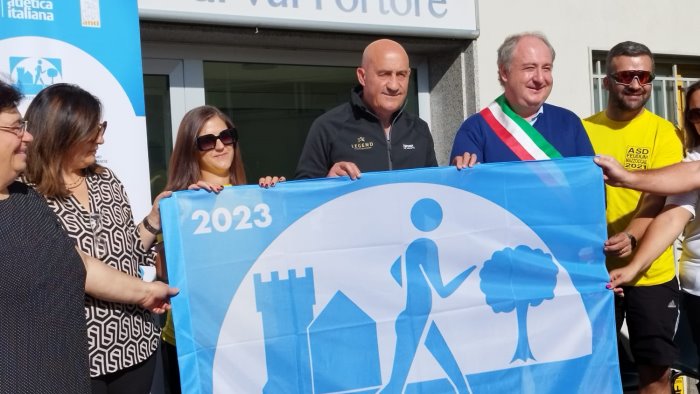 il campione olimpico damilano consegna la bandiera azzurra al comune di foiano