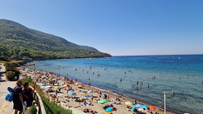 estate infinita spiagge ancora affollate dal cilento alla costa d amalfi