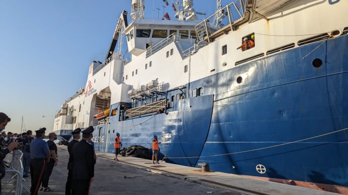 salerno 32esimo sbarco salvati 258 migranti 56 sono minori