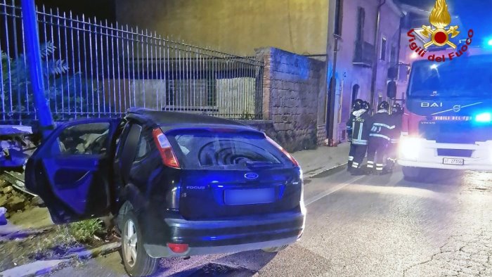 avellino incidente nella notte auto contro muro 3 ragazzi in ospedale