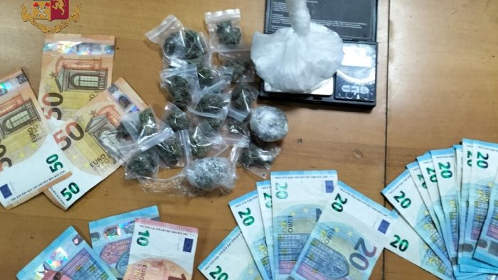 borgo sant antonio abate sorpresi con la droga due arresti