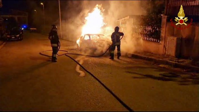 incendio nella notte a quadrelle auto in sosta distrutta