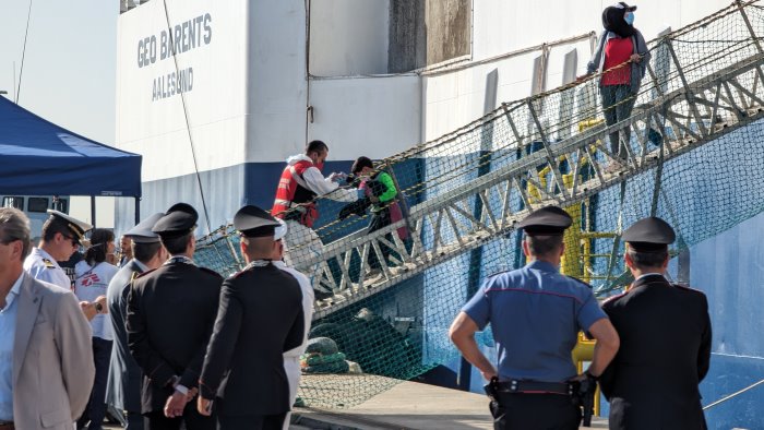 salerno sbarco ultimato a bordo della geo barents tante donne e bambini