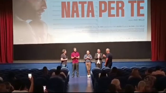 pubblico in piedi e applausi al termine della proiezione del film nata per te