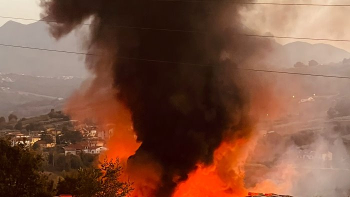 colonna di fumo nero e fiamme brucia deposito a torre le nocelle