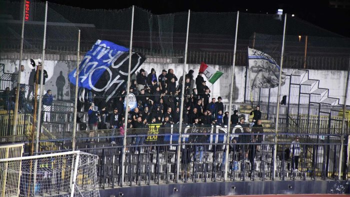 cavese il latina denuncia bomba carta nel settore ospiti dello stadio