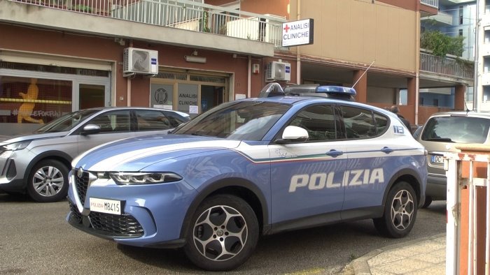 rapina al laboratorio di analisi il bandito e stato arrestato dalla polizia