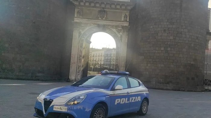 napoli piazza capuana aggredisce gli agenti e viene arrestato