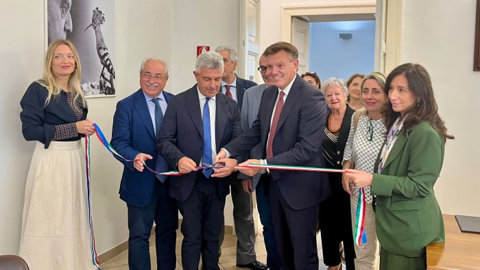 Benevento: inaugurata la "Stanza per la Poesia" presso la Biblioteca  provinciale - Ottopagine.it Benevento