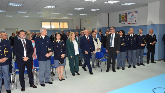 il prefetto riflesso fa visita in questura e consegna 24 medaglie di commiato