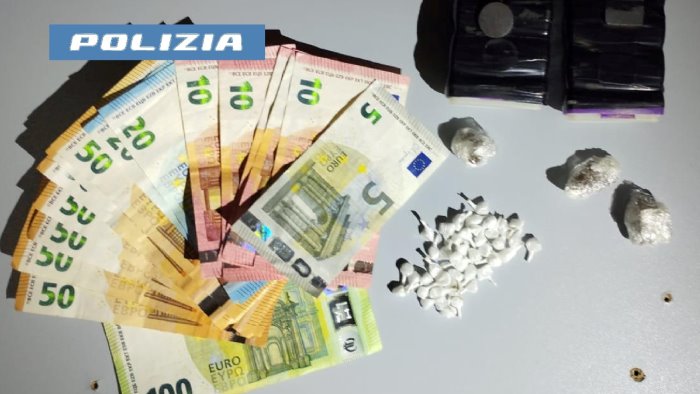 sorpreso a cedere droga ad un cliente arrestato