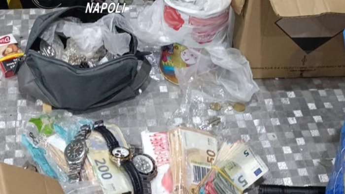 blitz a caivano e grumo nevano tra arresti droga e orologi di valore