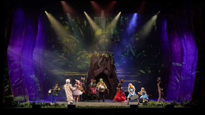 shrek cresce l attesa per la tappa beneventana del musical