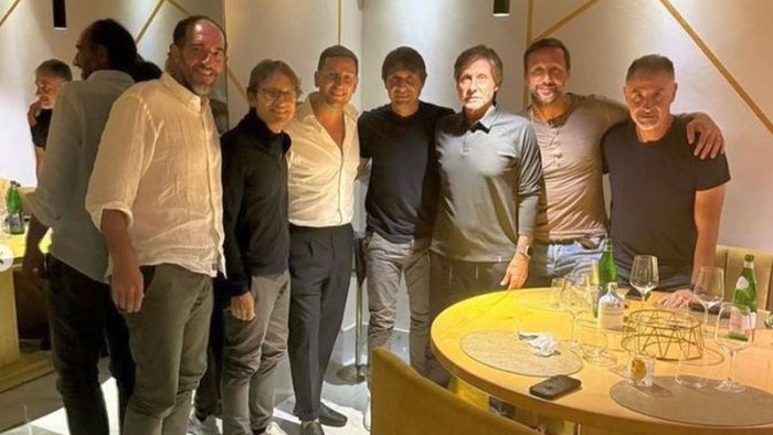 conte osserva i nazionali e intanto si rilassa a cena con il suo staff