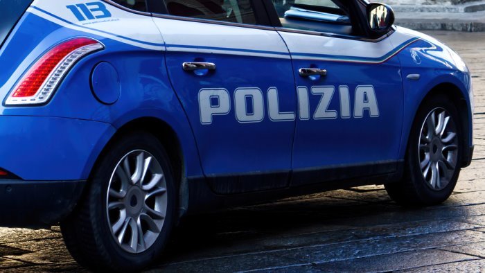 napoli controlli nel quartiere chiaia caccia ai parcheggiatori abusivi