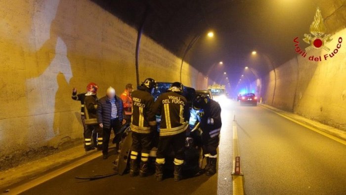 inferno in galleria a solofra tre auto coinvolte nell incidente caos traffico