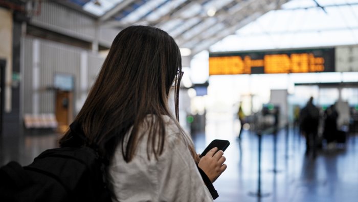 sciopero dei treni caos alla stazione di napoli centrale