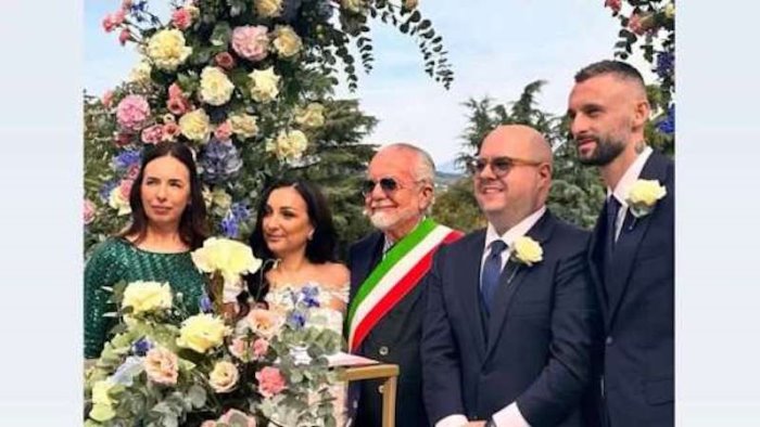 de laurentiis in veste inedita celebra un matrimonio con brozovic testimone