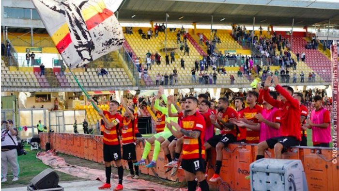 serie c il taranto batte il picerno e il benevento e solitario in vetta