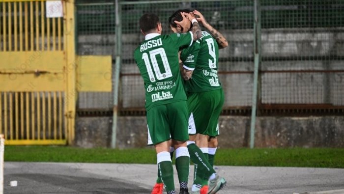 avellino 5 0 sulla casertana e terza vittoria di fila per i lupi