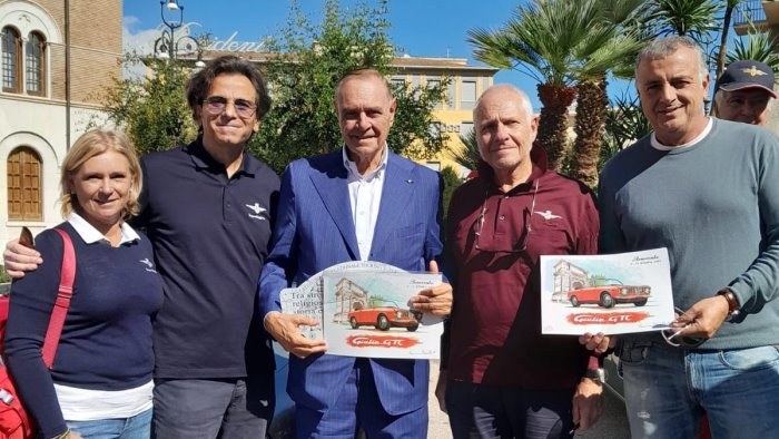 raduno internazionale di autovetture d epoca a benevento con 30 equipaggi