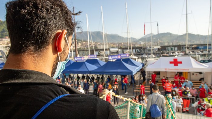 salerno si prepara ad accogliere un nuovo sbarco di migranti