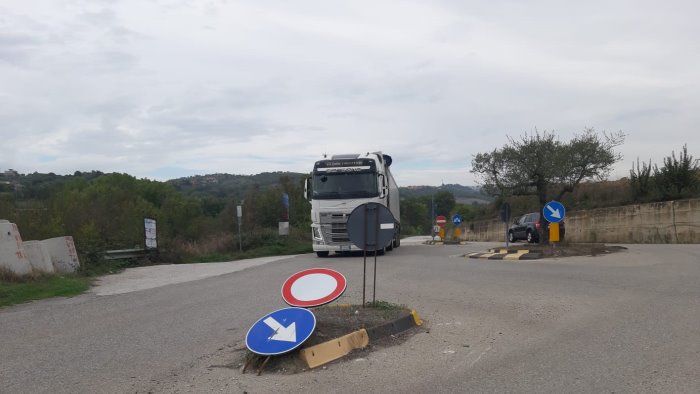 ariano via vai di camion auto e moto che sfrecciano si salvi chi puo a casone