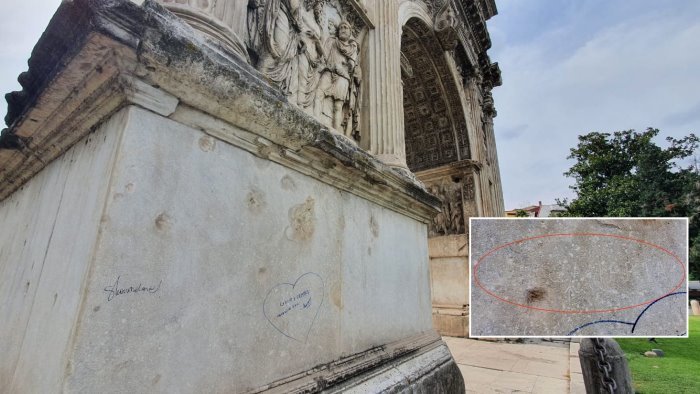 arco di traiano danneggiato per cancellare una scritta vandalica assolto bosco