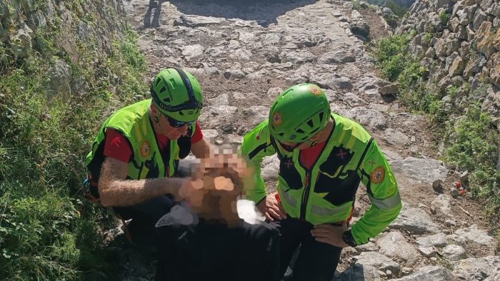 escursionista si ferisce sul sentiero degli dei soccorsa in elicottero