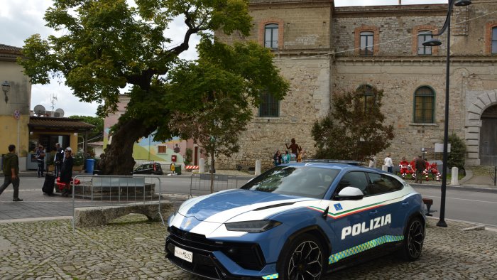 lamborghini urus della polizia di stato a fragneto monforte