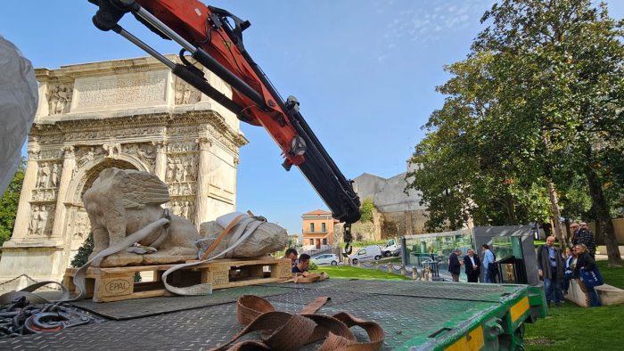 benevento all arco di traiano una gru per calare i reperti nel lapidarium