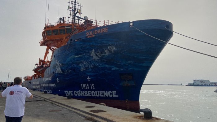 sbarco a salerno attraccata la nave solidaire con 41 migranti