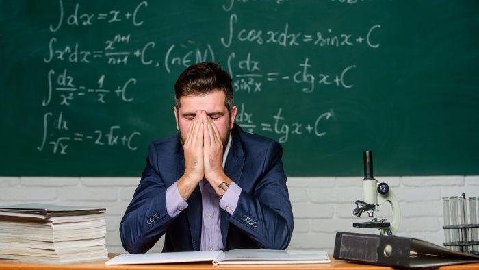 docente di benevento aggredisce studente il preside sospende il prof