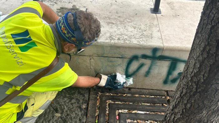 napoli rimosse le scritte offensive apparse in piazza municipio