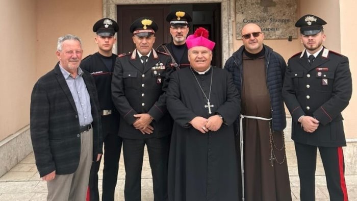 gesualdo il vescovo di sant angelo dei lombardi visita la stazione carabinieri