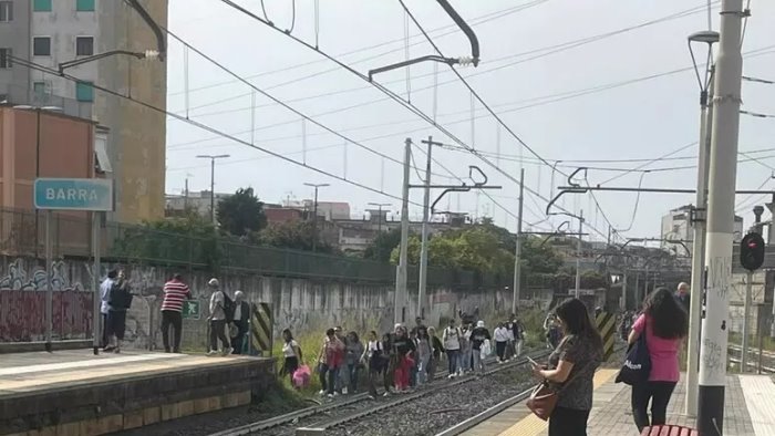 avaria a treno circumvesuviana passeggeri a piedi sui binari