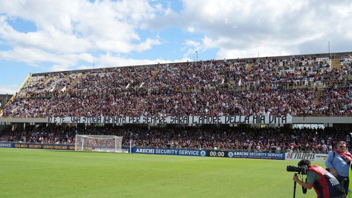 salernitana la carica della curva sud siberiano facciamo infiammare l arechi