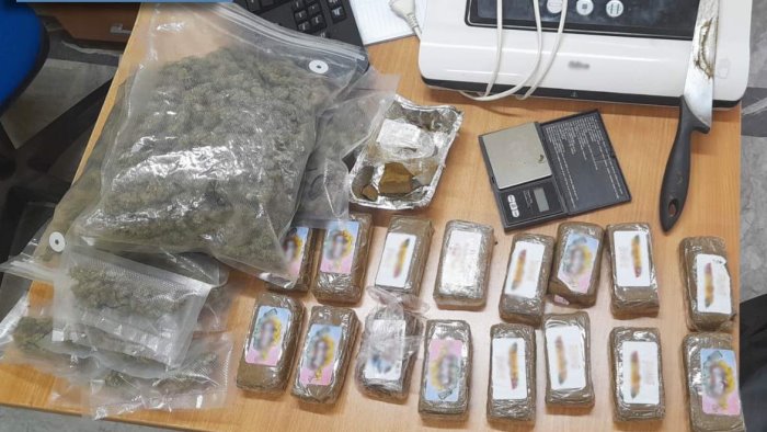 acerra scoperto con soldi e droga in casa e arrestato