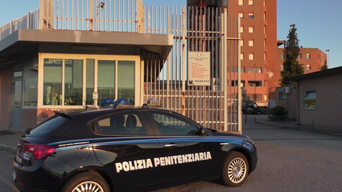 cercano di fare entrare droga e cellulari in carcere finiscono dietro le sbarre