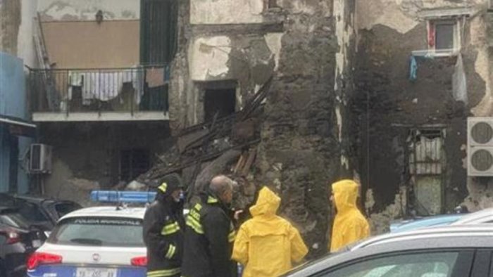 maltempo a torre del greco crolla una palazzina evacuate 25 persone