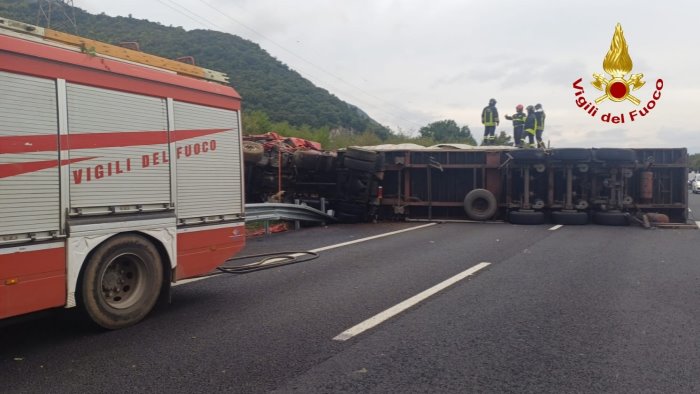 incidente sull autostrada a1 a cassino tir si ribalta muore un uomo