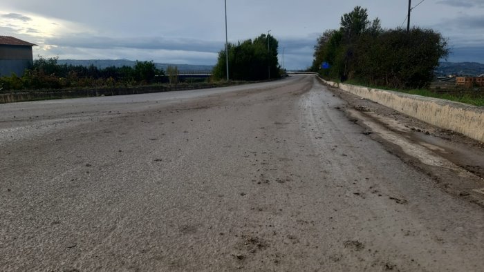 da flumeri ad ariano strade sporche di fango e dissestate in piu punti