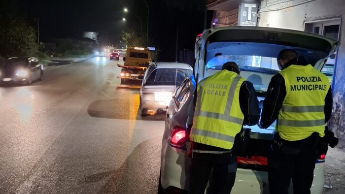 posti di blocco e controlli della polizia municipale denunciato un uomo