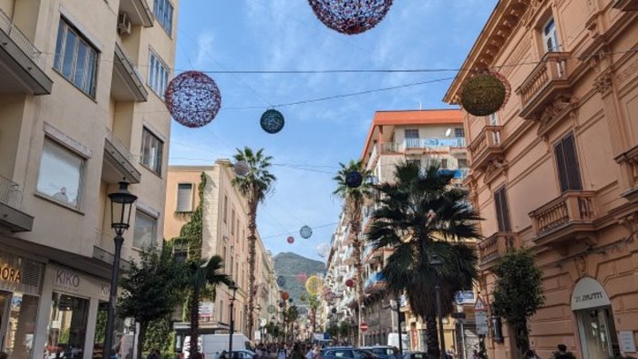 luci d artista prosegue il montaggio delle istallazioni a salerno