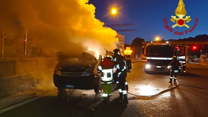 auto in fiamme nella notte doppio intervento dei vigili del fuoco in irpinia